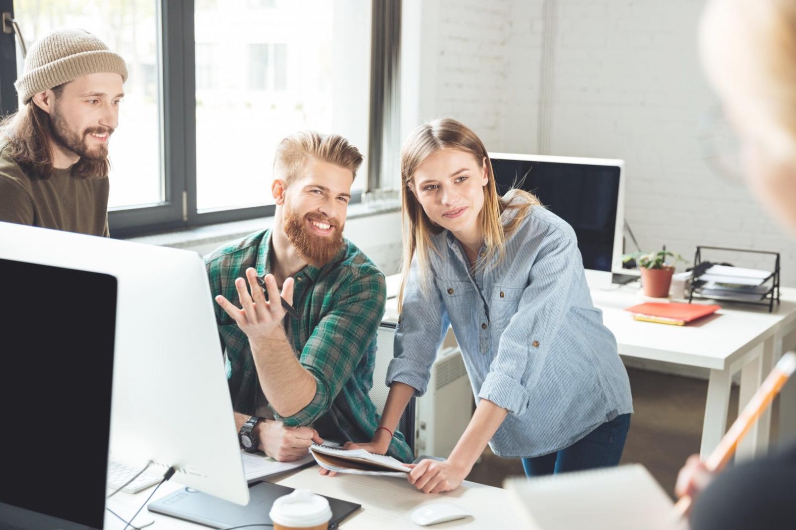 Persoană studiind materiale financiare